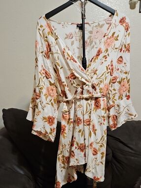 torrid White Floral Wrap Top with Peach and Rust Blooms